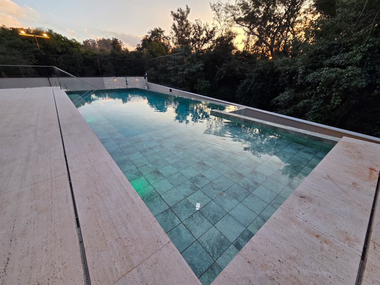 Piscina residencial com água tratada e cristalina
