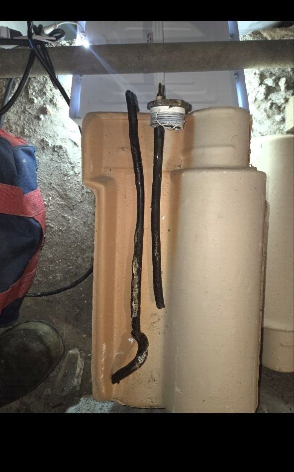 Resistência de boiler queimada removida em atendimento