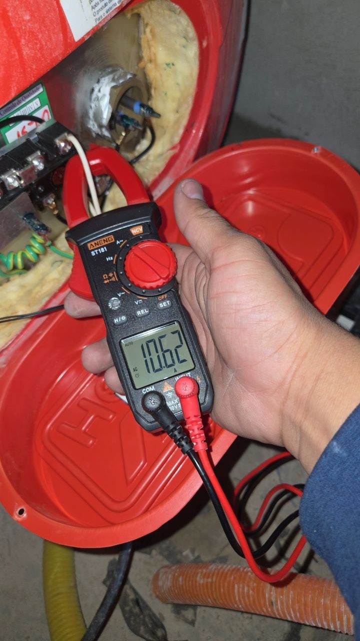 Teste de amperagem da resistência do boiler com alicate amperímetro marcando 10,62 A