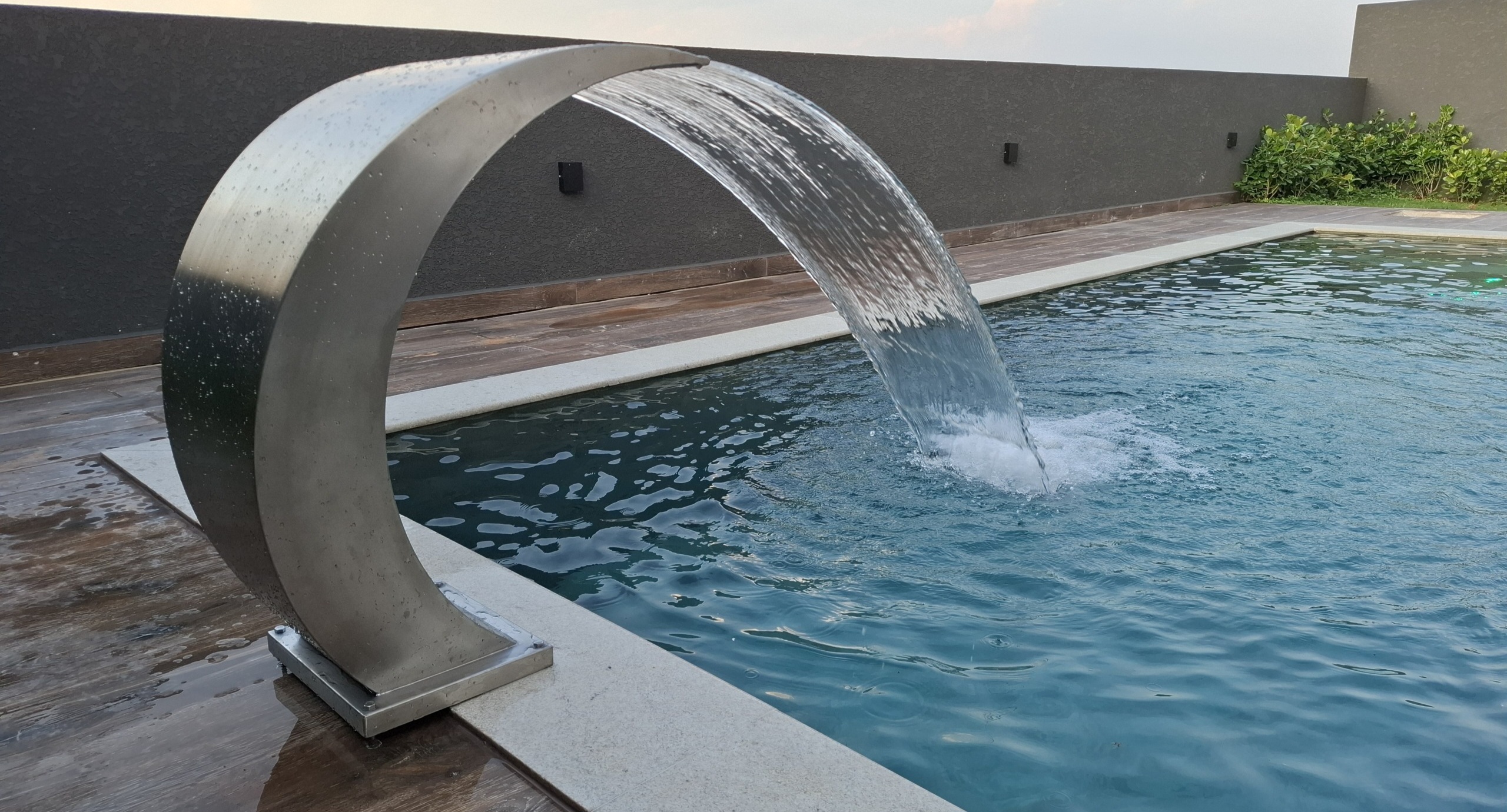 Cascata em aço inox funcionando em piscina entregue
