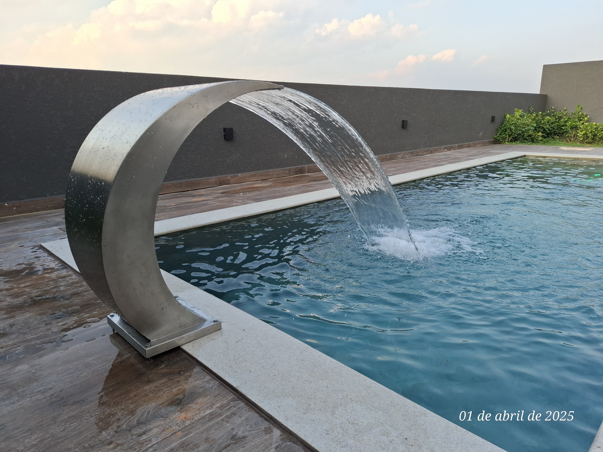 Piscina de alto padrão entregue com cascata em aço inox