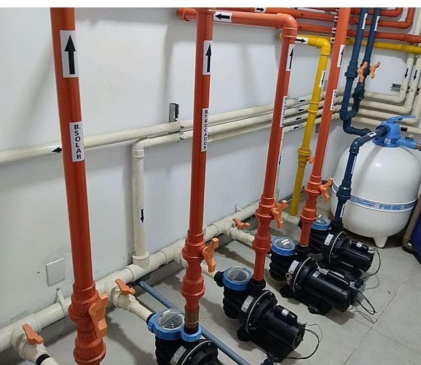 Casa de máquinas com linhas do trocador e do aquecimento solar identificadas e filtro instalado