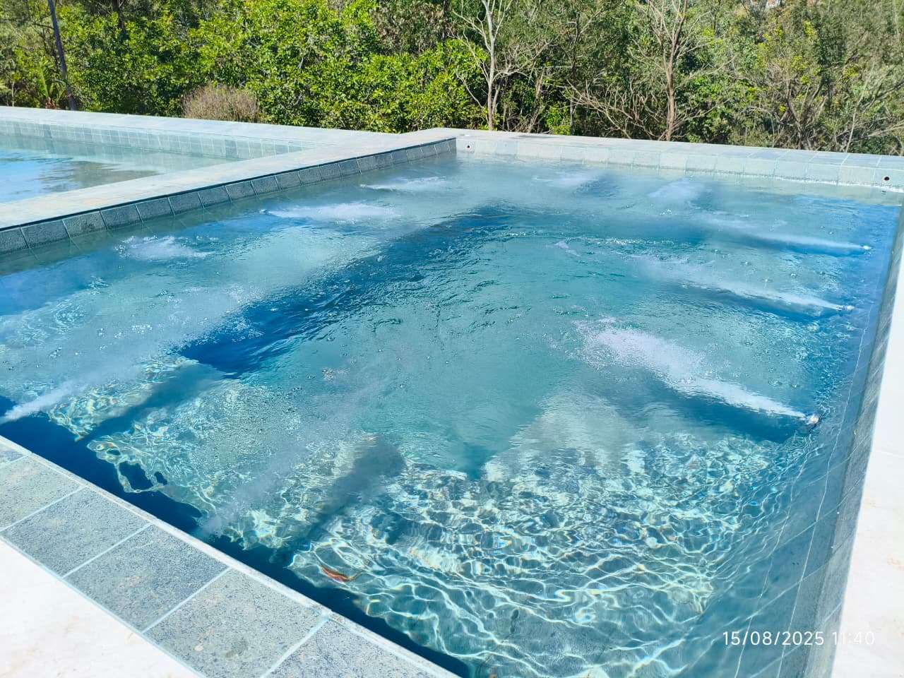 Piscina com hidromassagem funcionando e água cristalina