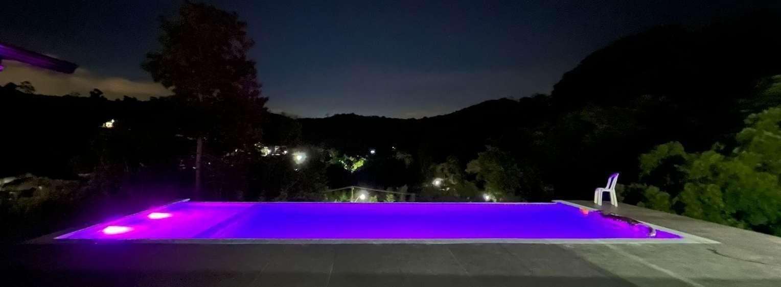 Piscina com iluminação LED entregue funcionando à noite