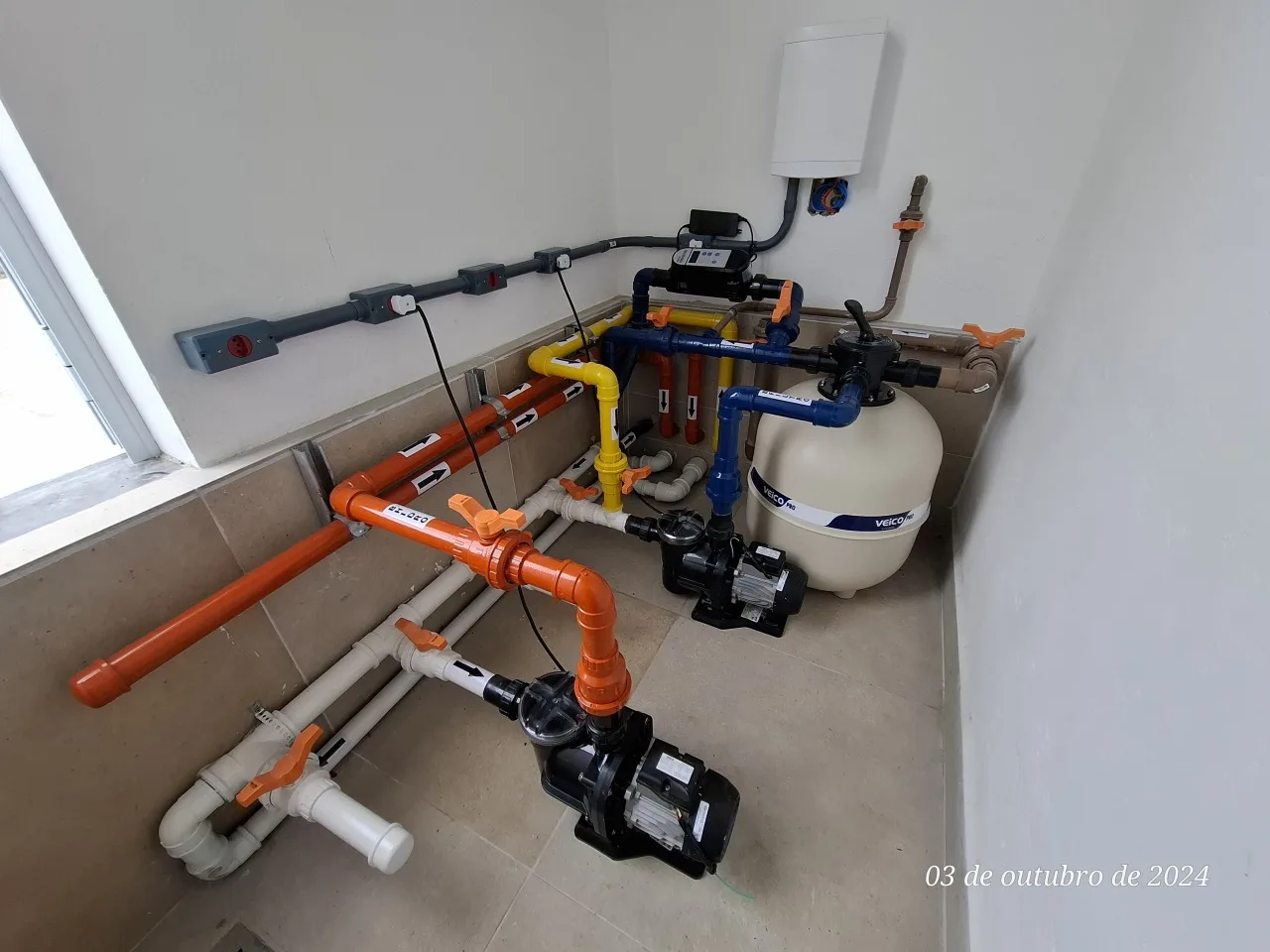 Casa de máquinas compacta com controlador digital, filtro e bombas, instalação Pointpool