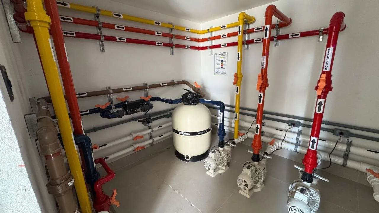 Casa de máquinas ampla com legenda de cores na parede e circuitos identificados, instalação Pointpool