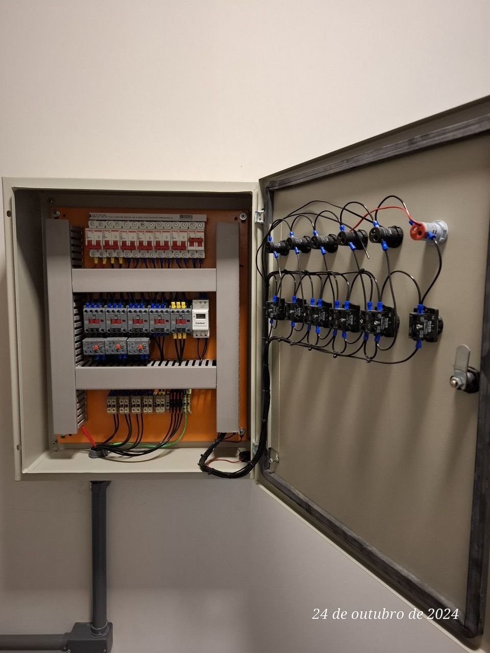 Quadro elétrico de automação de piscina montado com disjuntores, contatoras e timer