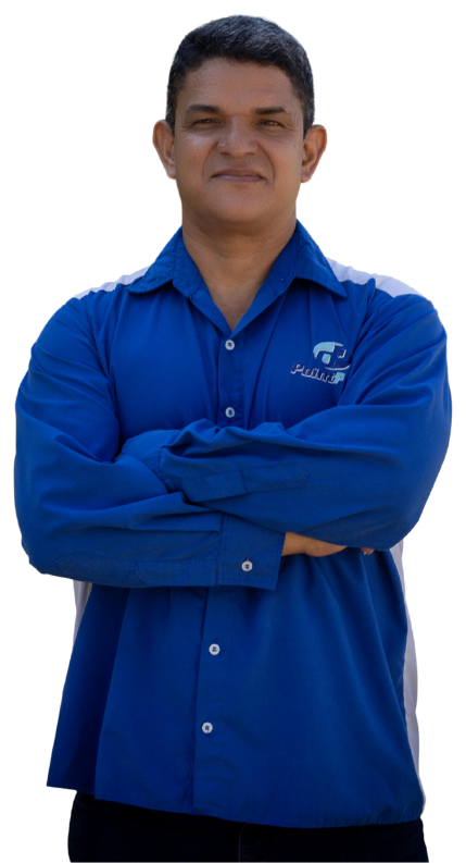 Fabio, fundador da Pointpool, de uniforme da empresa