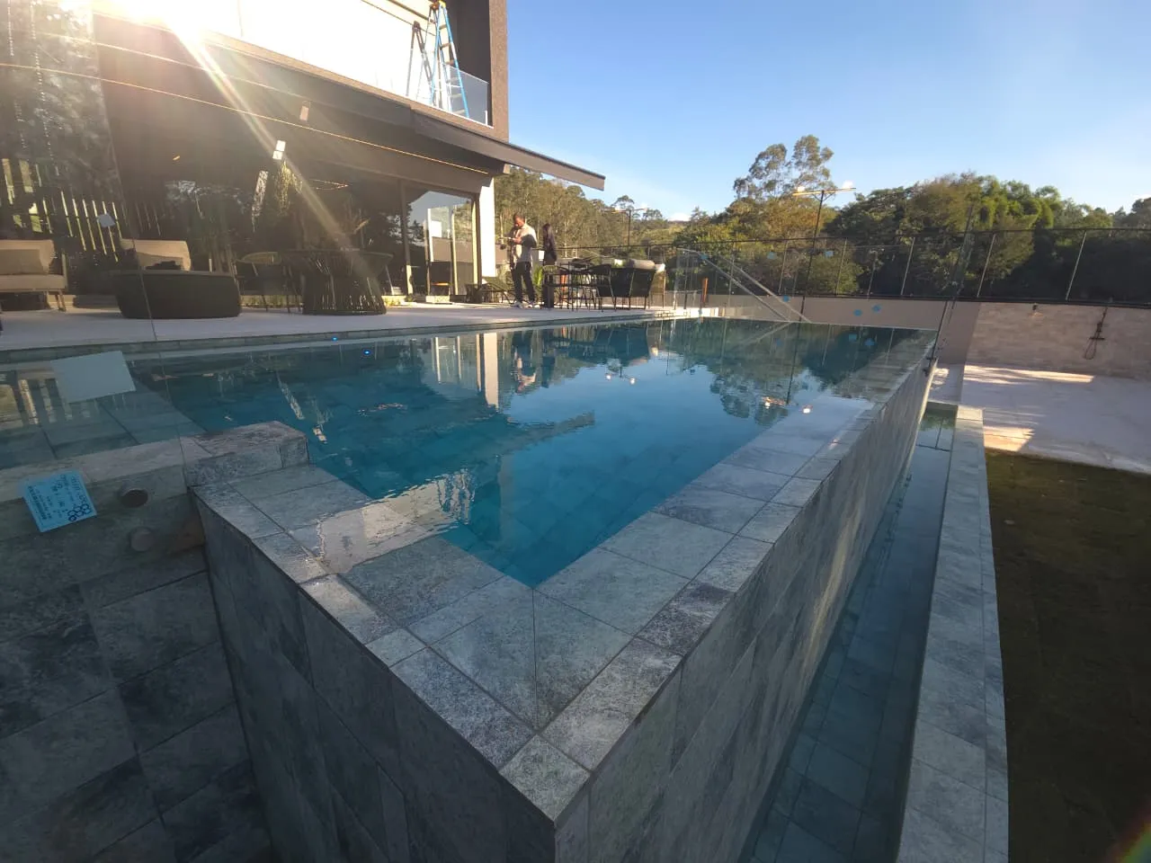 Piscina suspensa com revestimento em pedra, projeto Pointpool