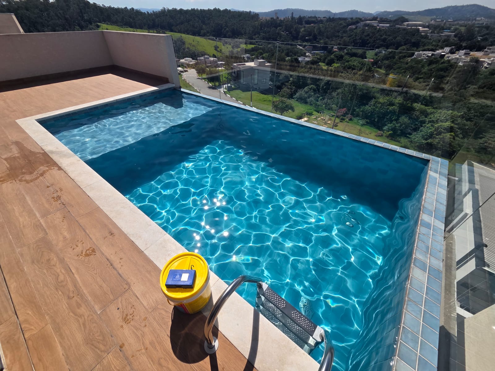 Piscina de alto padrão construída pela Pointpool na região de Alphaville