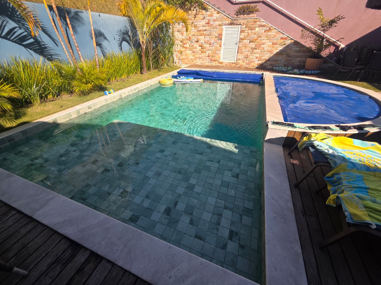 Piscina em operação com água cristalina, obra da Pointpool