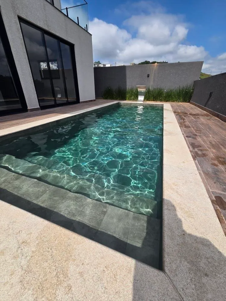 Piscina de casa moderna com água cristalina, projeto Pointpool