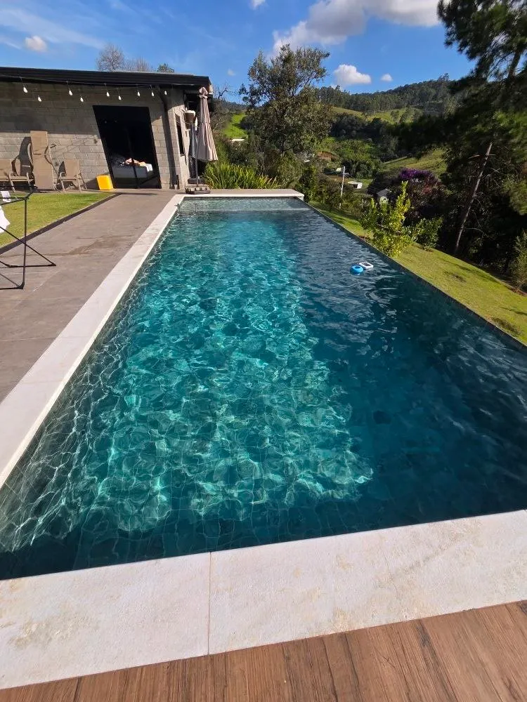 Piscina com vista para o vale e água cristalina, projeto Pointpool